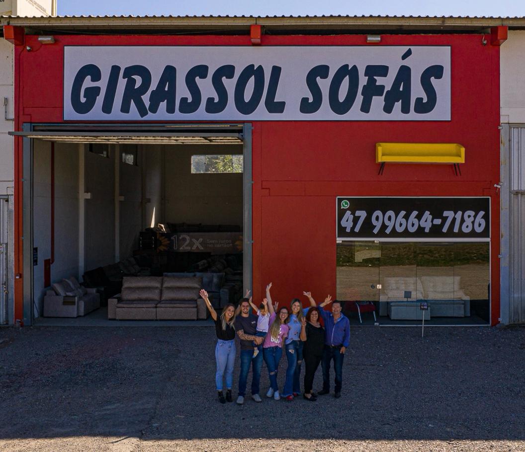 Fachada da loja Girassol Sofás em Rio do Sul, SC