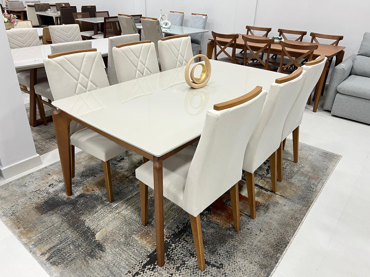 Mesa de jantar com cadeiras brancas — Girassol Sofás, Rio do Sul